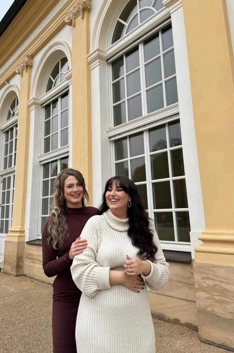 Gründerinnen von Belamour, Links Aylin und Rechts Laticia im Hofgarten Ansbach als nähere Aufnahme